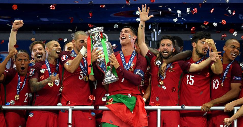 Cristiano Ronaldo, capitão de Portugal, ergue a taça da Eurocopa na França
