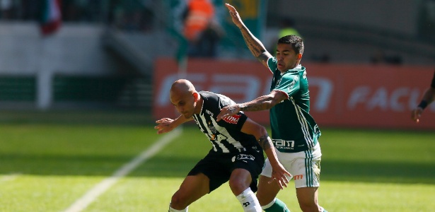 Fábio Santos e Dudu disputam jogada no meio-campo - Rubens Cavallari/Folhapress