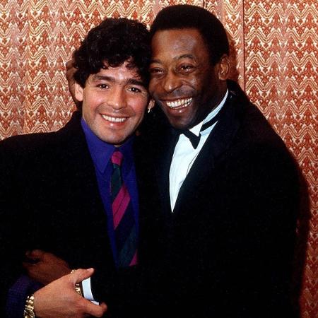 Maradona e Pelé se abraçam em evento internacional - Reprodução