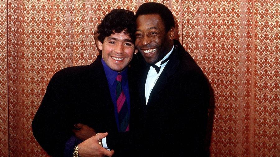 Maradona e Pelé se abraçam em evento internacional - Reprodução