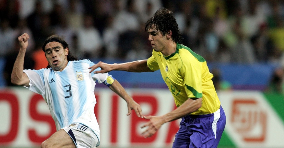 Kaka e Sorin disputam jogada durante a Copa das Confederações de 2005