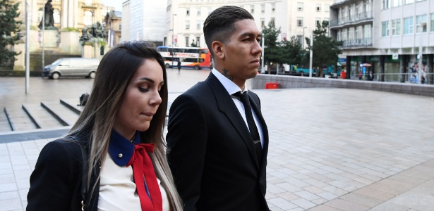 Firmino e a esposa, Larissa Pereira, vão ao Tribunal de Justiça de Liverpool  - AFP PHOTO / Paul ELLIS