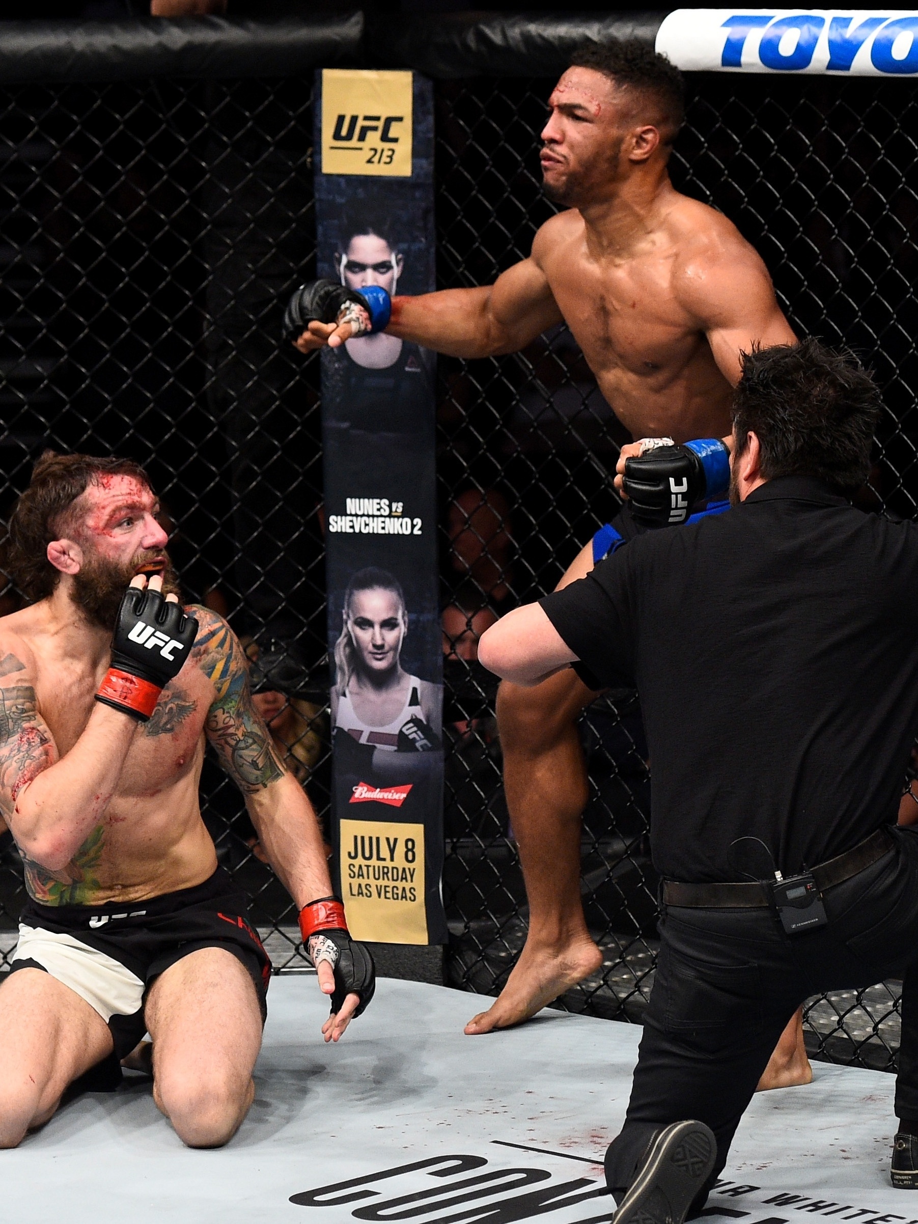 rbitro brasileiro interrompe luta principal no UFC e detonado