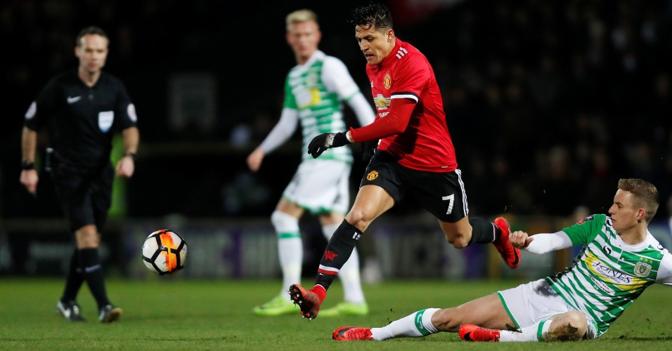 Alexis Sanchez passa por marcador do Yeovil Town em sua estreia pelo Manchester United