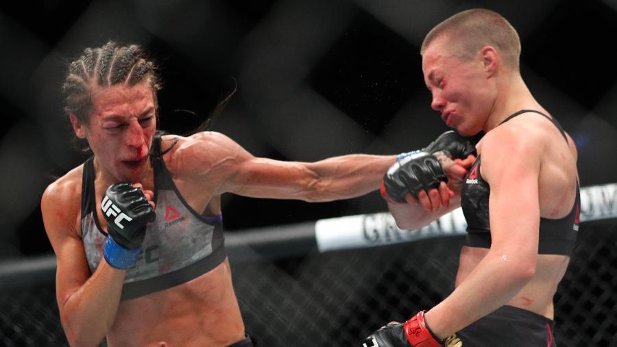 Joanna Jedrzejczyk desfere soco em Rose Namajunas, durante luta no UFC 223 - Ed Mulholland/Getty Images/AFP