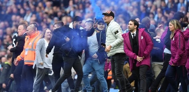 Torcedores invadem o gramado para comemorarem o título do Manchester City - Paul ELLIS/AFP PHOTO - Paul ELLIS/AFP PHOTO