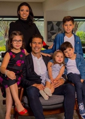 Hernanes posa com a família: casamento chegou ao fim - Reprodução