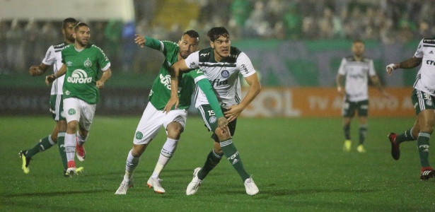 Leandro Pereira e Gustavo Gómez disputam jogada durante Chapecoense x Palmeiras - Sirli Freitas/ACF - Sirli Freitas/ACF