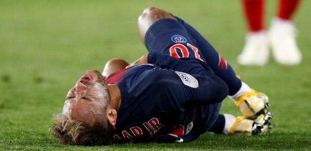 Neymar cai e reclama de dores durante jogo entre PSG e Stade de Reims - Christian Hartmann - Christian Hartmann