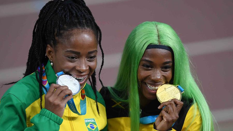 Vitória Rosa e a jamaicana Shelly-Ann Fraser-Pryce com as medalhas de prata e ouro dos 200 m no Pan - Pedro PARDO / AFP