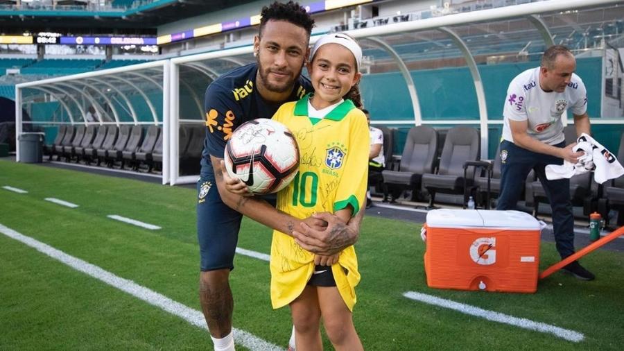 A brasileira Ariana vive nos EUA e pediu para conhecer o ídolo Neymar como presente de aniversário - Reprodução/Instagram