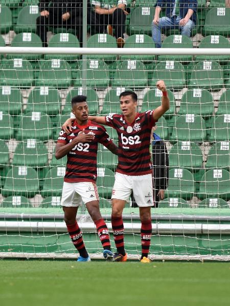 jogadores do Flamengo comemoram gol com jogadores do seu time durante partida contra a Chapecoense no estadio Arena Conda pelo campeonato Brasileiro - Renato Padilha/AGIF