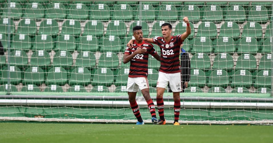 jogadores do Flamengo comemoram gol com jogadores do seu time durante partida contra a Chapecoense no estadio Arena Conda pelo campeonato Brasileiro