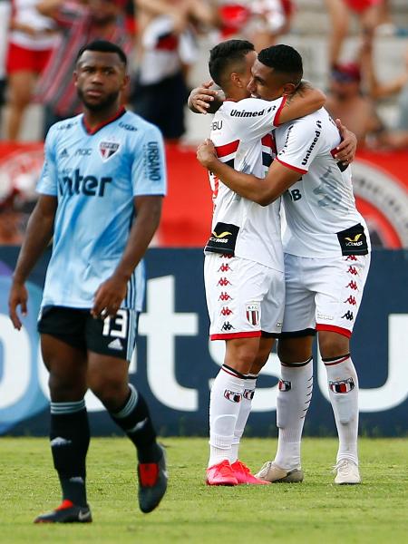 Jogadores do Botafogo-SP comemoram gol contra o São Paulo enquanto Luan lamenta - Thiago Calil/AGIF