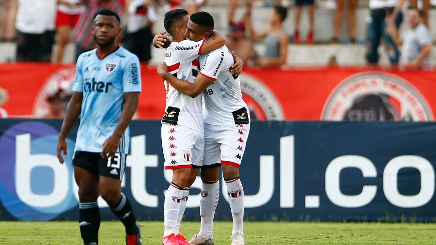 Jogadores do Botafogo-SP comemoram gol contra o São Paulo no Paulista - Thiago Calil/AGIF
