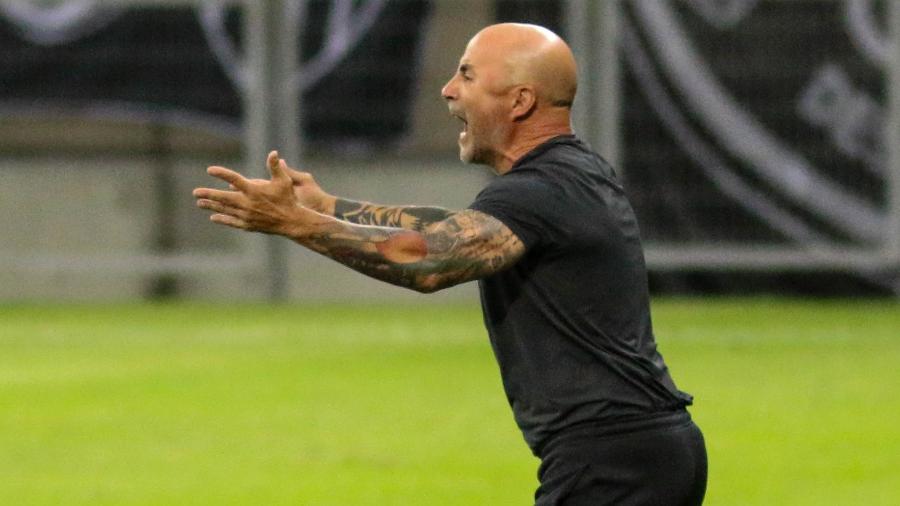 Jorge Sampaoli comanda o Atlético-MG durante partida contra o Corinthians pelo Brasileirão 2020 - Fernando Moreno/AGIF