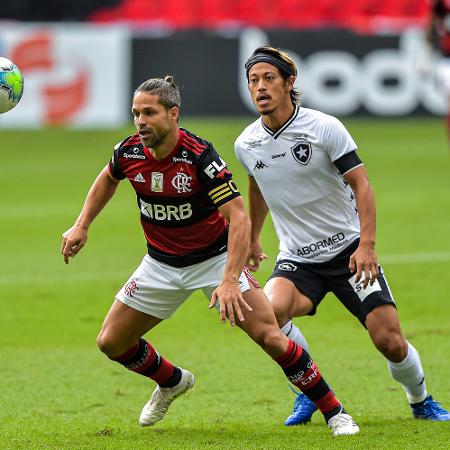 Diego e Honda disputam lance durante clássico Flamengo x Botafogo - Thiago Ribeiro/AGIF