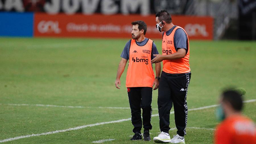 Ramon Menezes e seu auxiliar Thiago Kosloski: momento turbulento enfrentado pelo Vasco na temporada - Rafael Ribeiro / Vasco