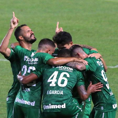 Jogadores da Chapecoense comemoram gol marcado contra o CRB, pela Série B - Itawi Albuquerque/AGIF