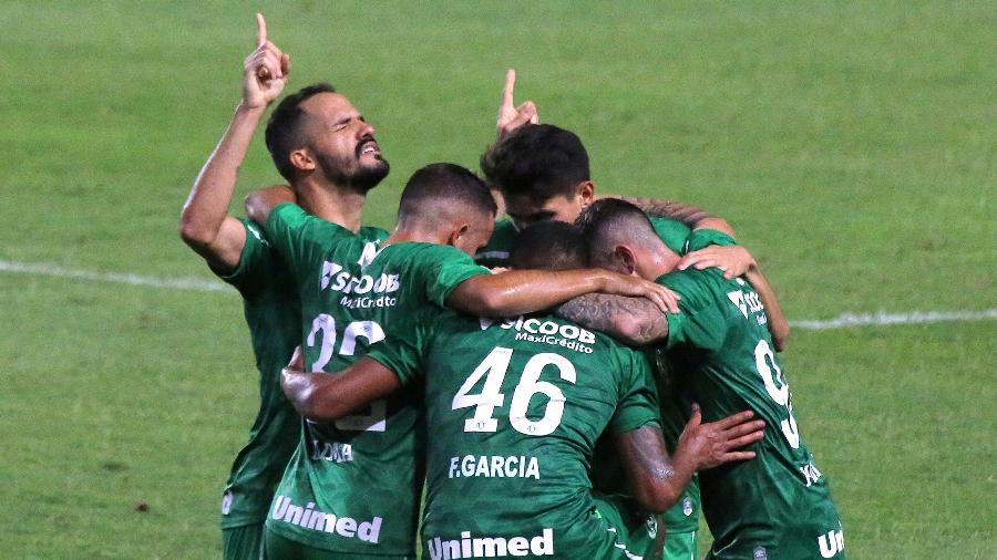 Jogadores da Chapecoense comemoram gol marcado contra o CRB, pela Série B - Itawi Albuquerque/AGIF