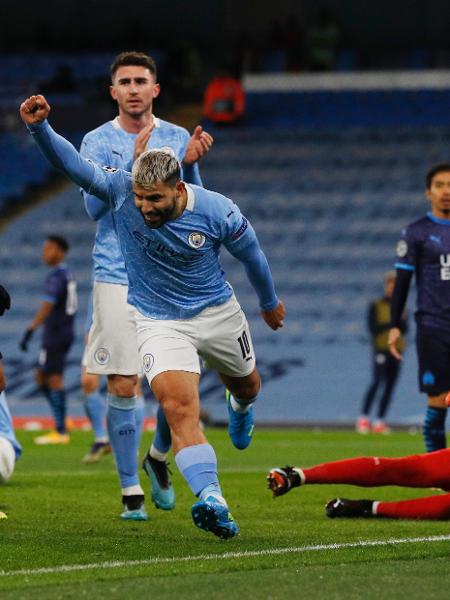 Agüero comemora seu gol pelo Manchester City contra o Olympique - PHIL NOBLE/REUTERS