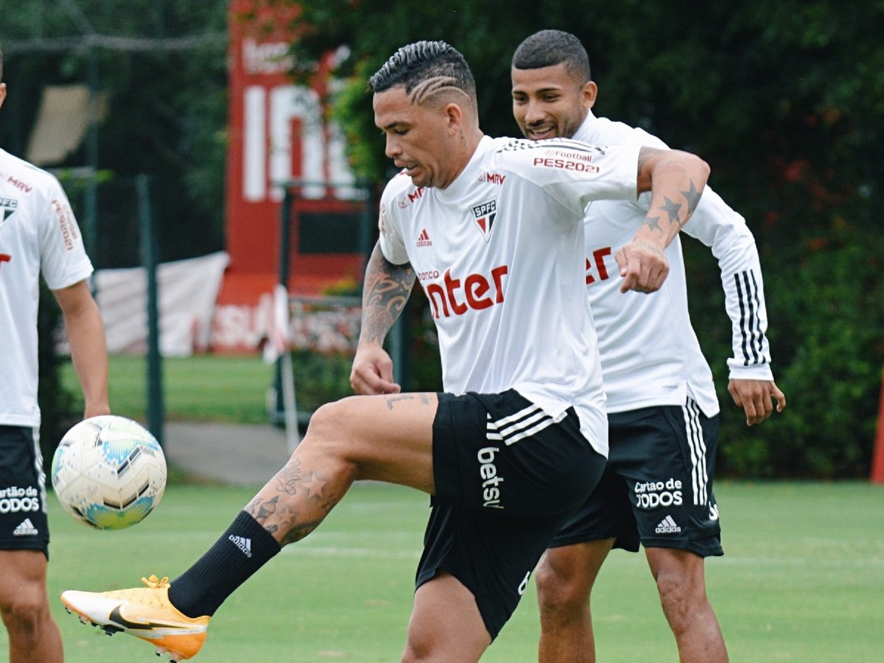 Grêmio treina e viaja à tarde para São Paulo