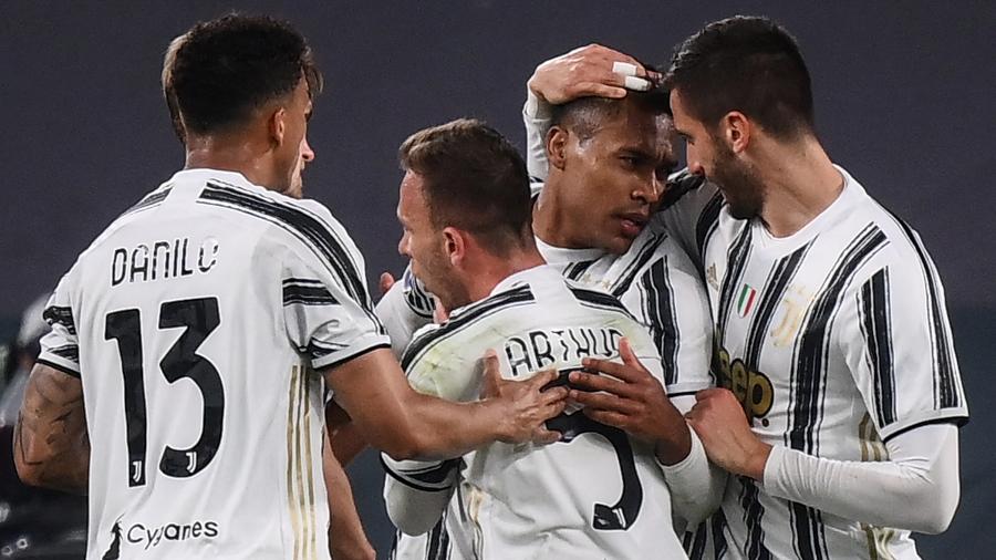 O brasileiro Alex Sandro marcou dois gols pela Juventus na partida contra o Parma - MARCO BERTORELLO/AFP