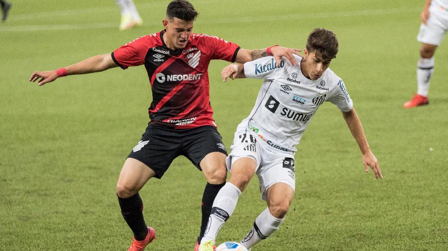 Jader e Pirani disputam bola em Athletico x Santos nas quartas de final da Copa do Brasil 2021 - Robson Mafra/AGIF