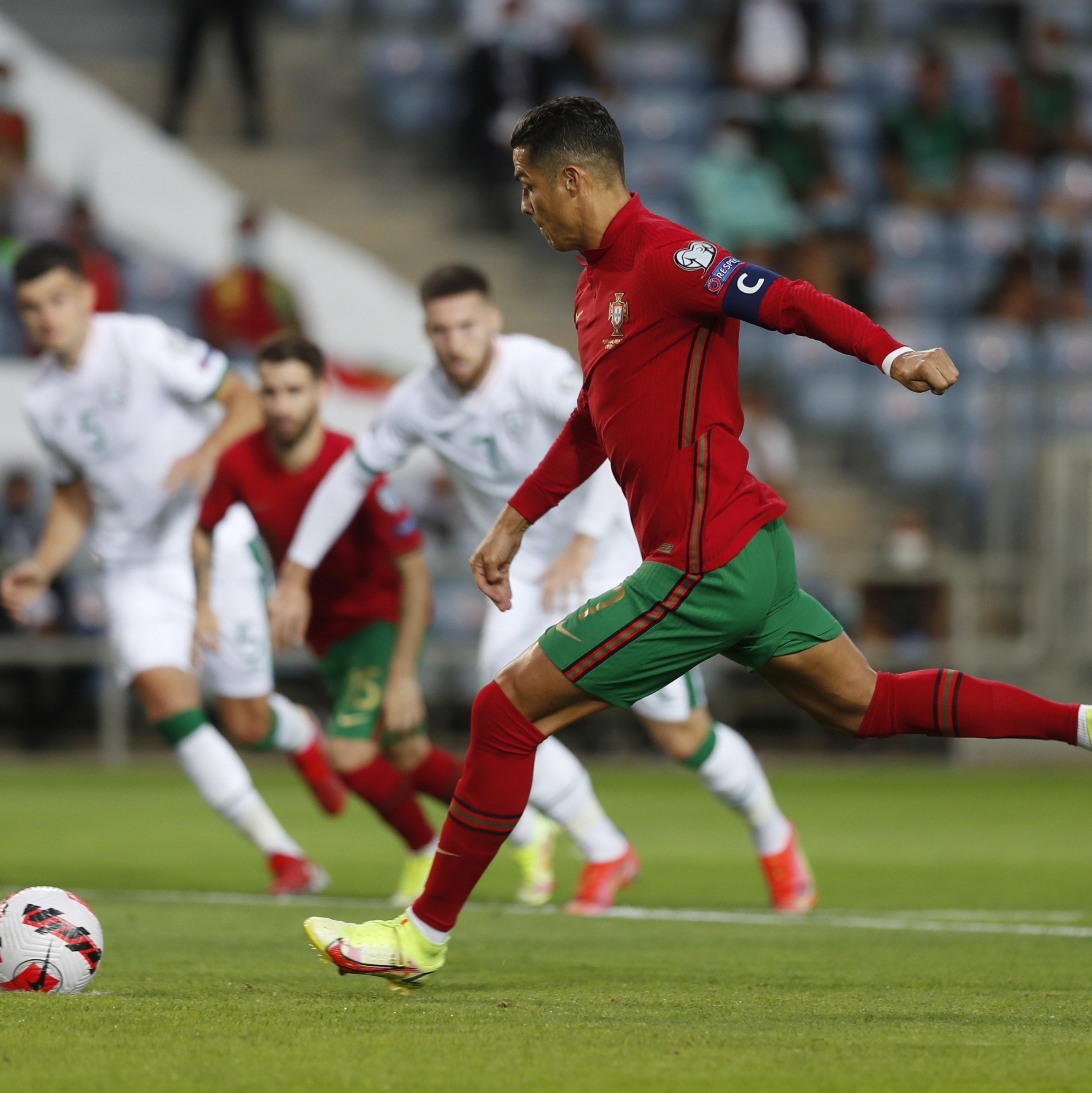 Cristiano Ronaldo marca duas vezes por Portugal e se torna o artilheiro do  mundo no ano