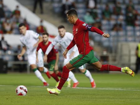 Cristiano Ronaldo marca duas vezes por Portugal e se torna o