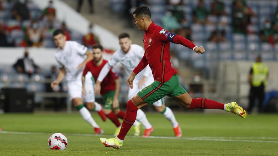 Cristiano Ronaldo cobra pênalti na partida entre Portugal e Irlanda, pelas Eliminatórias para a Copa do Mundo de 2022 - REUTERS