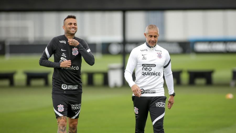 Luan e Sylvinho em treino no Corinthians - Rodrigo Coca/Agência Corinthians