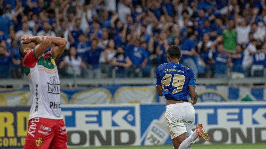 Vitor Leque comemora gol pelo Cruzeiro diante do Brusque pela 35ª rodada da Série B do Campeonato Brasileiro - Alessandra Torres/AGIF