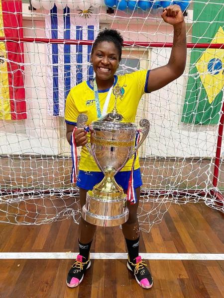Mariane Fernandes com o troféu do Campeonato Centro-Sul Americano - Reprodução