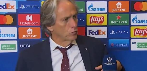 Furioso, Jorge Jesus se irrita com repórter após empate com Barça; assista