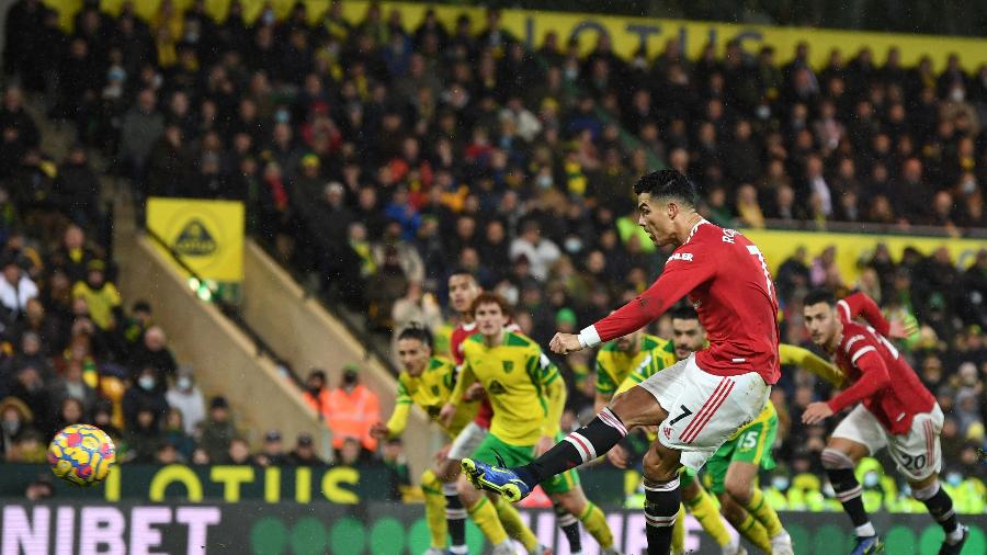 Cristiano Ronaldo cobra pênalti e marca gol da vitória do Manchester United diante do Norwich - Daniel Leal/AFP