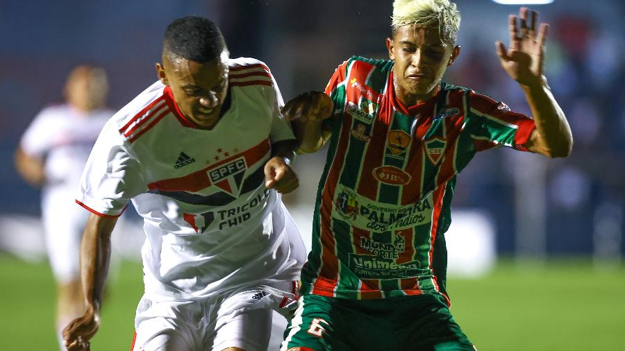 Caio, do São Paulo, e Mel, do CSE-AL, disputam a bola durante partida pela 1ª rodada da Copa SP de futebol júnior - Marcello Zambrana/AGIF