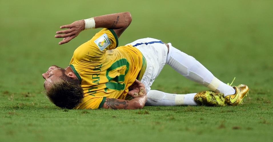 2014 - Lesão sofrida no jogo contra a Colômbia, nas quartas de final, tirou Neymar na Copa do Mundo