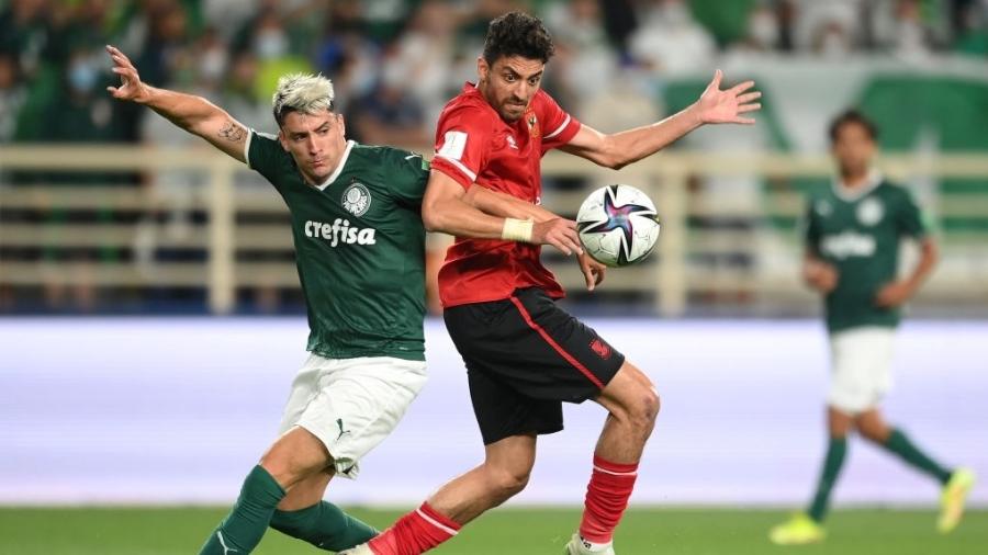 Joaquin Piquerez, do Palmeiras, e Taher Mohamed, do Al Ahly, na semifinal do Mundial de Clubes - Michael Regan/Getty Images