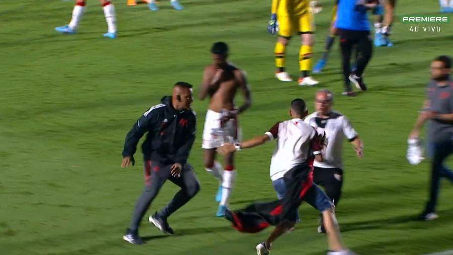 Torcida invade gramado após jogo entre Atlético-GO e Flamengo - Reprodução