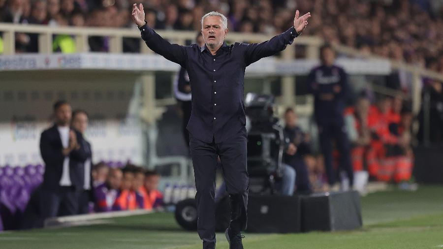 Jose Mourinho, da Roma, reclama durante jogo contra a Fiorentina, pelo Campeonato Italiano - Gabriele Maltinti/Getty Images