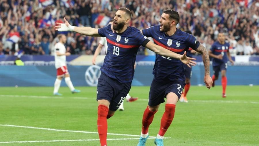 Benzema comemora gol marcado na partida entre França e Dinamarca, pela Liga das Nações 22/23 - Xavier Laine/Getty
