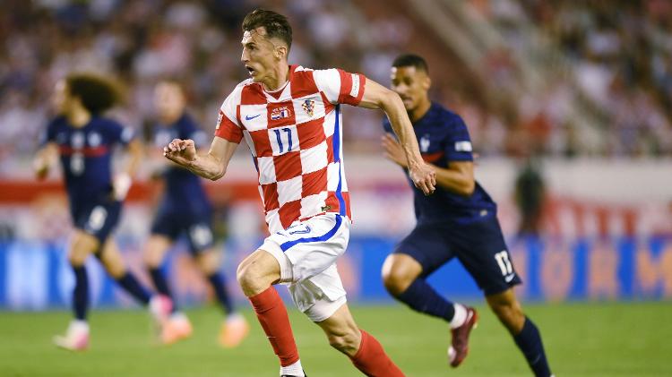 Budimir, de l'équipe nationale croate, démarre en vitesse pour la contre-attaque lors d'un match contre la France dans la Ligue des Nations 2022-23 - Jurij Kodrun/Getty Images - Jurij Kodrun/Getty Images