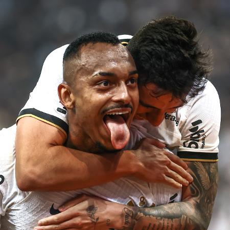 Raul Gustavo marcou o 3° gol do Corinthians no clássico contra o Santos após escanteio cobrado por Willian