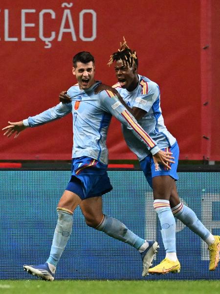 Jogadores da Espanha comemoram gol sobre Portugal na Liga das Nações - PATRICIA DE MELO MOREIRA / AFP