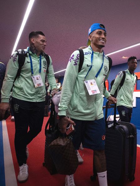 Jogadores da seleção carregam malas antes do jogo em Paris - Lucas Figueiredo/CBF