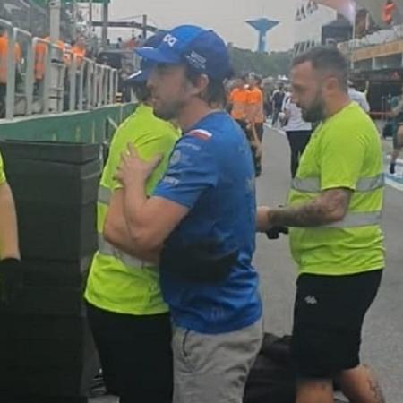 Alonso abraça funcionários da Alpine após recuperação no GP de São Paulo - Bruno Madrid/UOL