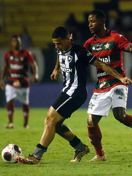 Victor Sá, do Botafogo, disputa a bola com defensores da Portuguesa-RJ pelo Campeonato Carioca 2023 - Vitor Silva/Botafogo 