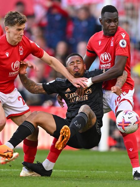 Jogadores do Nottingham Forest desarmam Gabriel Jesus em jogo do Campeonato Inglês - Will Palmer/Allstar/Getty Images