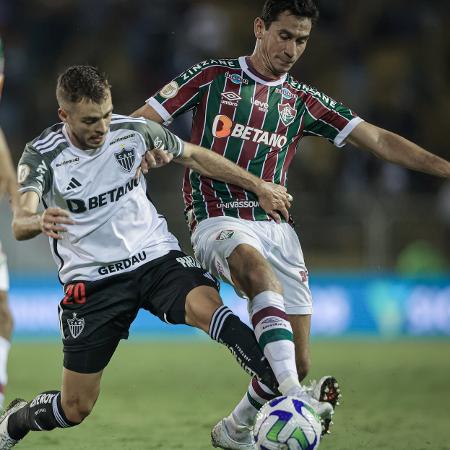 Hyoran, do Atlético-MG, e Ganso, do Fluminense, disputam a bola em jogo do Campeonato Brasileiro